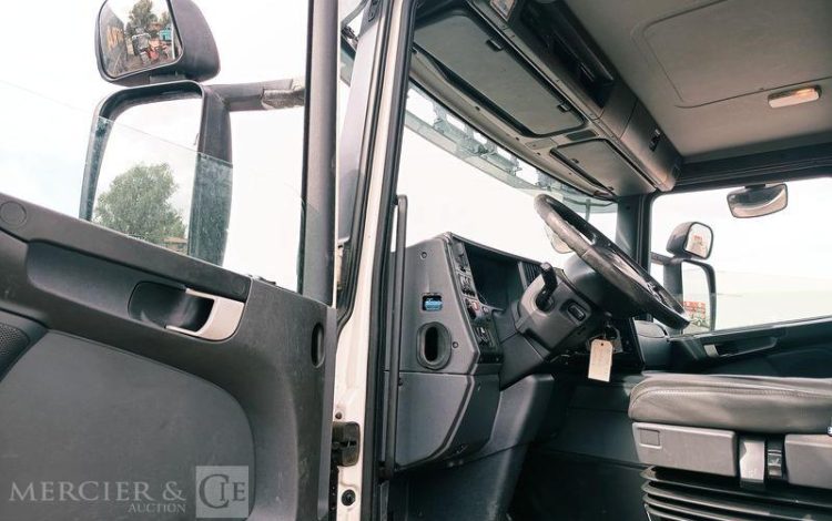 SCANIA PORTEUR P250 AVEC HAYON – PTAC : 19 TONNES – DIESEL – 482656 KMS – ANNEE 2014 BLANC DE-148-TN