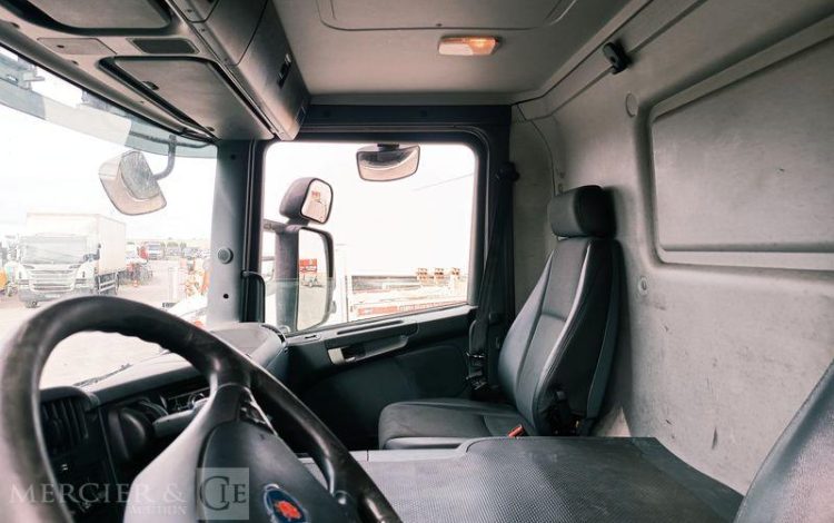 SCANIA PORTEUR P250 AVEC HAYON – PTAC : 19 TONNES – DIESEL – 482656 KMS – ANNEE 2014 BLANC DE-148-TN