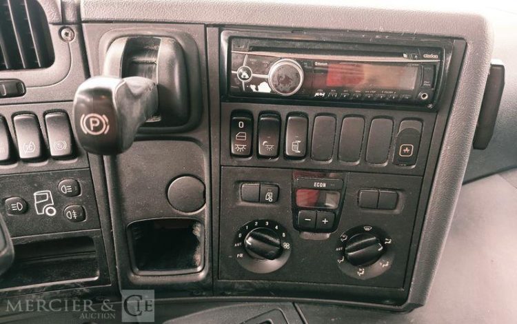 SCANIA PORTEUR P250 AVEC HAYON – PTAC : 19 TONNES – DIESEL – 482656 KMS – ANNEE 2014 BLANC DE-148-TN