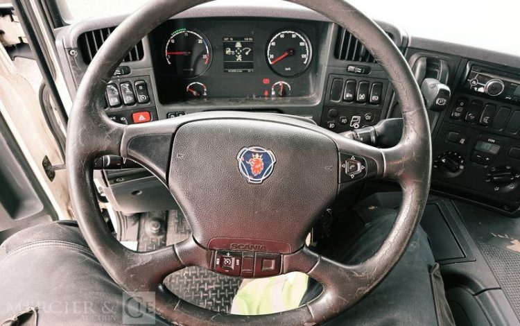 SCANIA PORTEUR P250 AVEC HAYON – PTAC : 19 TONNES – DIESEL – 482656 KMS – ANNEE 2014 BLANC DE-148-TN
