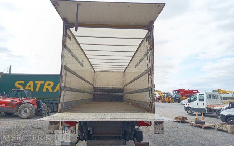 SCANIA PORTEUR P250 AVEC HAYON – PTAC : 19 TONNES – DIESEL – 482656 KMS – ANNEE 2014 BLANC DE-148-TN
