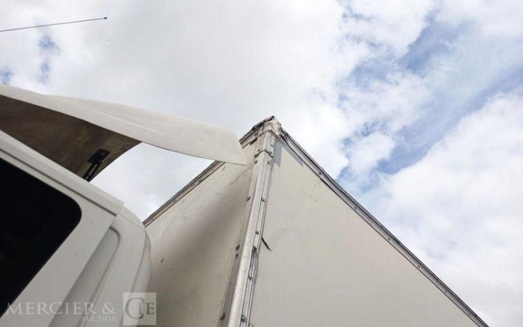 SCANIA PORTEUR P250 AVEC HAYON – PTAC : 19 TONNES – DIESEL – 482656 KMS – ANNEE 2014 BLANC DE-148-TN