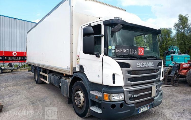SCANIA PORTEUR P250 AVEC HAYON – PTAC : 19 TONNES – DIESEL – 503668 KMS – ANNEE 2014 BLANC DE-228-TN