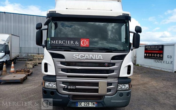 SCANIA PORTEUR P250 AVEC HAYON – PTAC : 19 TONNES – DIESEL – 503668 KMS – ANNEE 2014 BLANC DE-228-TN