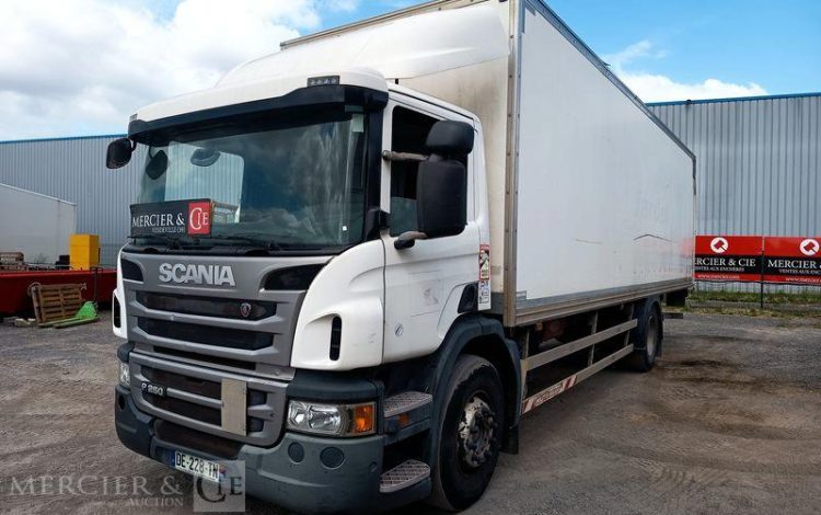 SCANIA PORTEUR P250 AVEC HAYON – PTAC : 19 TONNES – DIESEL – 503668 KMS – ANNEE 2014 BLANC DE-228-TN