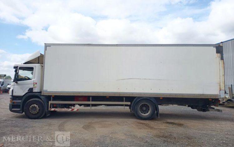 SCANIA PORTEUR P250 AVEC HAYON – PTAC : 19 TONNES – DIESEL – 503668 KMS – ANNEE 2014 BLANC DE-228-TN