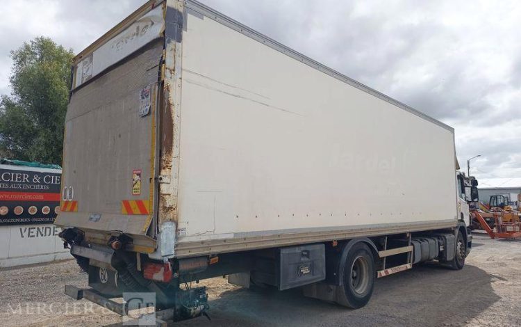 SCANIA PORTEUR P250 AVEC HAYON – PTAC : 19 TONNES – DIESEL – 503668 KMS – ANNEE 2014 BLANC DE-228-TN