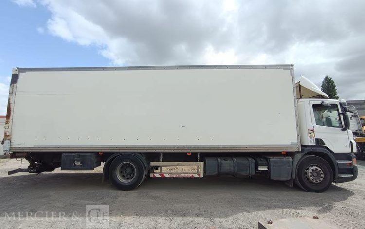 SCANIA PORTEUR P250 AVEC HAYON – PTAC : 19 TONNES – DIESEL – 503668 KMS – ANNEE 2014 BLANC DE-228-TN