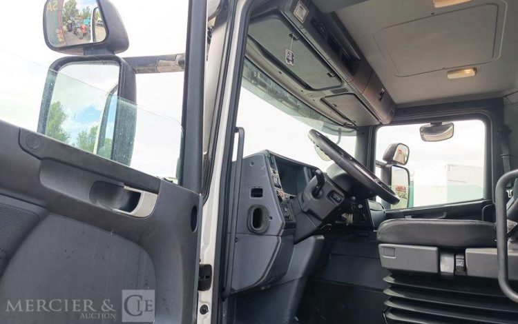 SCANIA PORTEUR P250 AVEC HAYON – PTAC : 19 TONNES – DIESEL – 503668 KMS – ANNEE 2014 BLANC DE-228-TN
