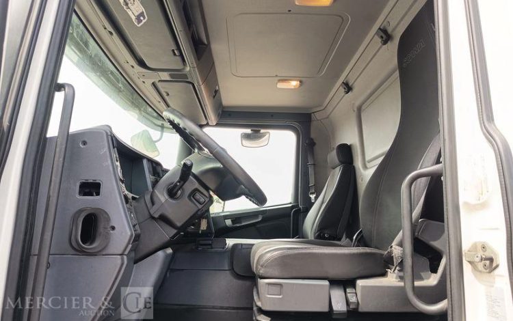 SCANIA PORTEUR P250 AVEC HAYON – PTAC : 19 TONNES – DIESEL – 503668 KMS – ANNEE 2014 BLANC DE-228-TN