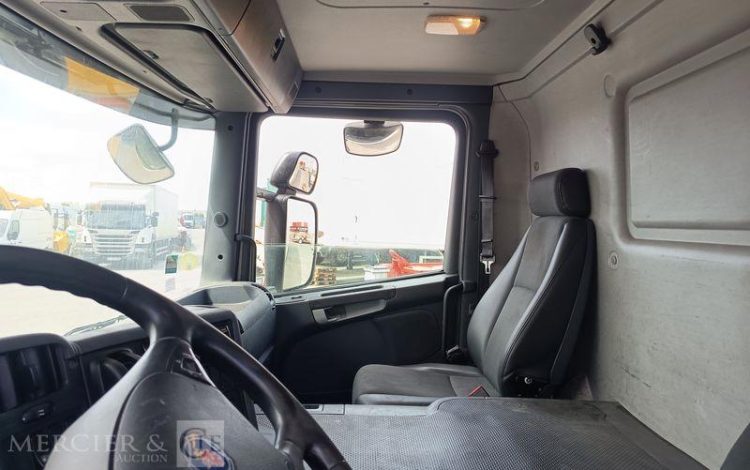 SCANIA PORTEUR P250 AVEC HAYON – PTAC : 19 TONNES – DIESEL – 503668 KMS – ANNEE 2014 BLANC DE-228-TN