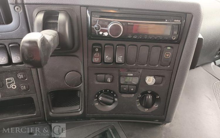 SCANIA PORTEUR P250 AVEC HAYON – PTAC : 19 TONNES – DIESEL – 503668 KMS – ANNEE 2014 BLANC DE-228-TN
