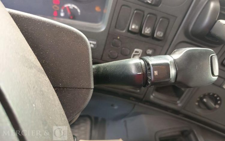 SCANIA PORTEUR P250 AVEC HAYON – PTAC : 19 TONNES – DIESEL – 503668 KMS – ANNEE 2014 BLANC DE-228-TN