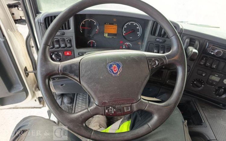 SCANIA PORTEUR P250 AVEC HAYON – PTAC : 19 TONNES – DIESEL – 503668 KMS – ANNEE 2014 BLANC DE-228-TN