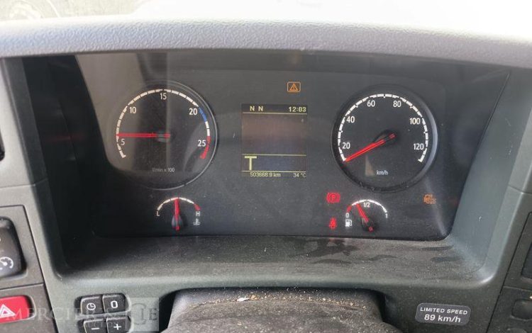 SCANIA PORTEUR P250 AVEC HAYON – PTAC : 19 TONNES – DIESEL – 503668 KMS – ANNEE 2014 BLANC DE-228-TN