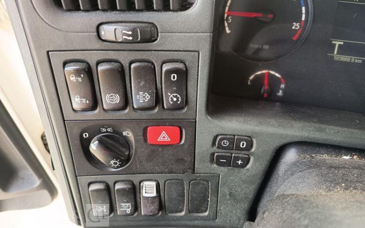 SCANIA PORTEUR P250 AVEC HAYON – PTAC : 19 TONNES – DIESEL – 503668 KMS – ANNEE 2014 BLANC DE-228-TN