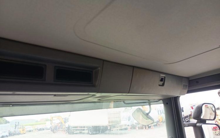 SCANIA PORTEUR P250 AVEC HAYON – PTAC : 19 TONNES – DIESEL – 503668 KMS – ANNEE 2014 BLANC DE-228-TN