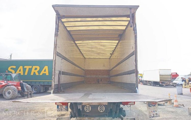 SCANIA PORTEUR P250 AVEC HAYON – PTAC : 19 TONNES – DIESEL – 503668 KMS – ANNEE 2014 BLANC DE-228-TN