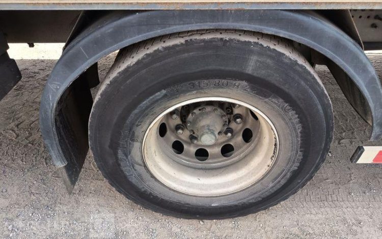 SCANIA PORTEUR P250 AVEC HAYON – PTAC : 19 TONNES – DIESEL – 503668 KMS – ANNEE 2014 BLANC DE-228-TN