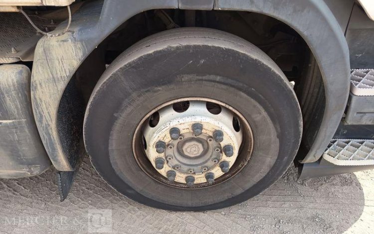SCANIA PORTEUR P250 AVEC HAYON – PTAC : 19 TONNES – DIESEL – 503668 KMS – ANNEE 2014 BLANC DE-228-TN