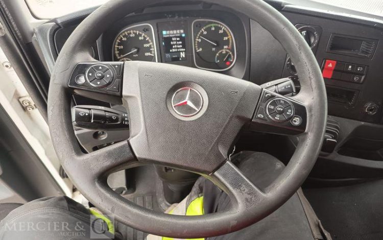 MERCEDES ATEGO AVEC HAYON  DP-674-AL
