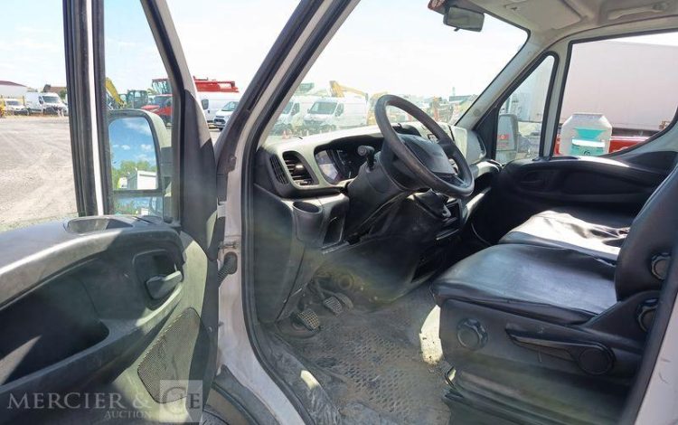 IVECO DAILY 35C13 BENNE DOUBLE CABINE – DIESEL – 91792 KMS – ANNEE 2015 BLANC DV-970-LQ