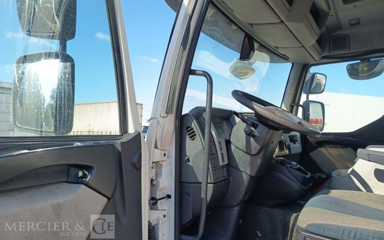 VOLVO FL 250 AVEC HAYON BLANC DX-471-NY