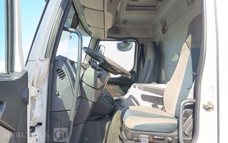 VOLVO FL 250 AVEC HAYON BLANC DX-471-NY