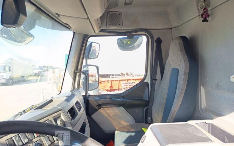 VOLVO FL 250 AVEC HAYON BLANC DX-471-NY