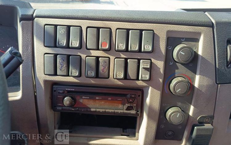 VOLVO FL 250 AVEC HAYON BLANC DX-471-NY