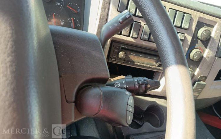 VOLVO FL 250 AVEC HAYON BLANC DX-471-NY