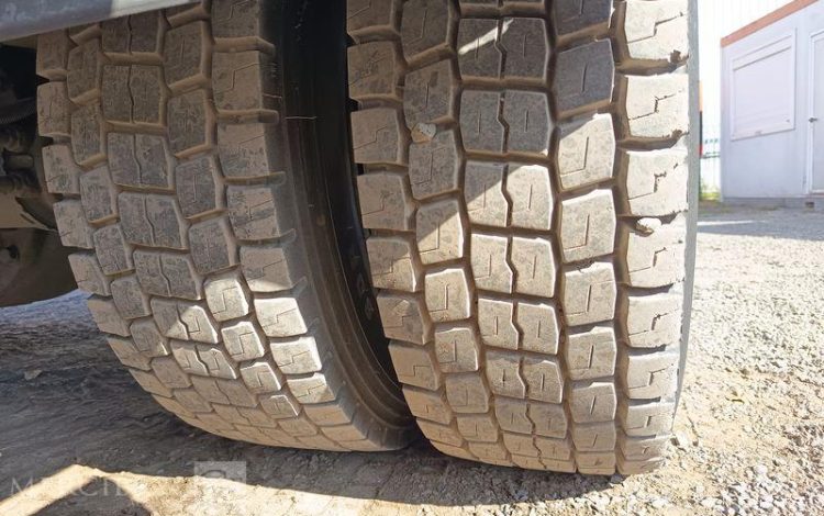 VOLVO FL 250 AVEC HAYON BLANC DX-471-NY
