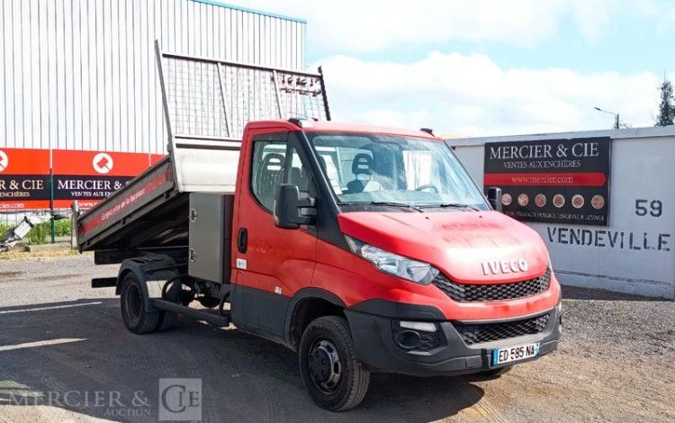 IVECO DAILY 35C13 BENNE AVEC COFFRE ACIER DIESEL – 110197 KMS – ANNEE 2016 ROUGE ED-585-NA