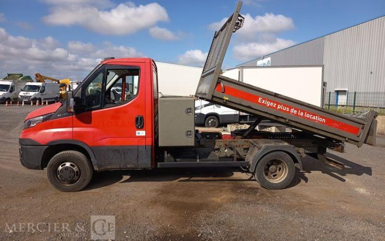 IVECO DAILY 35C13 BENNE AVEC COFFRE ACIER DIESEL – 110197 KMS – ANNEE 2016 ROUGE ED-585-NA