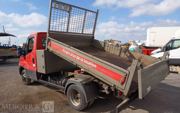 IVECO DAILY 35C13 BENNE AVEC COFFRE ACIER DIESEL – 110197 KMS – ANNEE 2016 ROUGE ED-585-NA
