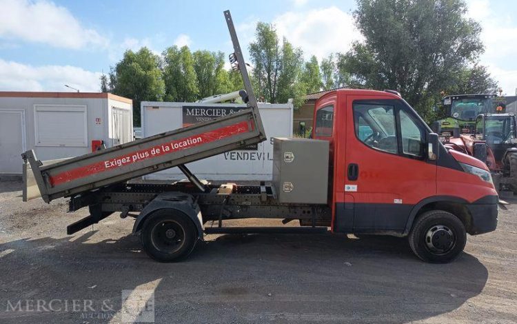 IVECO DAILY 35C13 BENNE AVEC COFFRE ACIER DIESEL – 110197 KMS – ANNEE 2016 ROUGE ED-585-NA