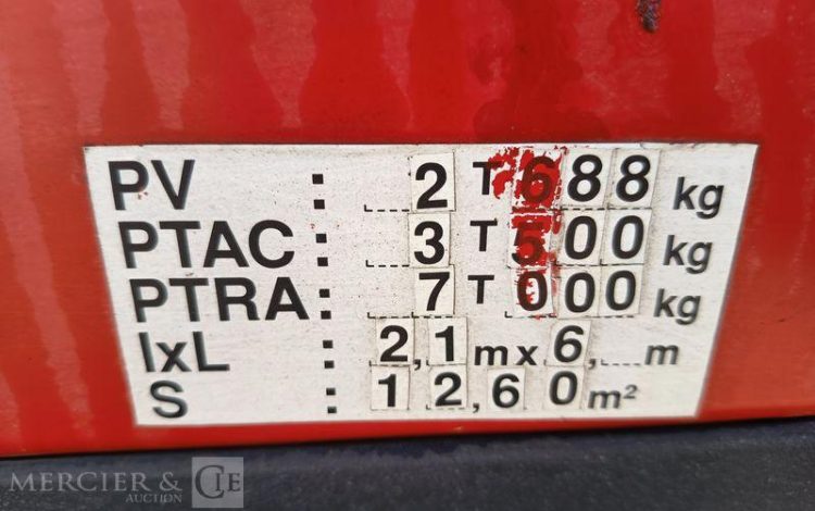 IVECO DAILY 35C13 BENNE AVEC COFFRE ACIER DIESEL – 110197 KMS – ANNEE 2016 ROUGE ED-585-NA