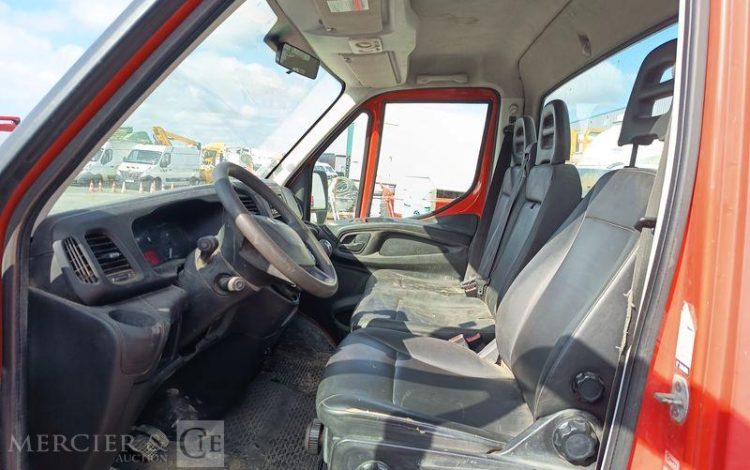 IVECO DAILY 35C13 BENNE AVEC COFFRE ACIER DIESEL – 110197 KMS – ANNEE 2016 ROUGE ED-585-NA