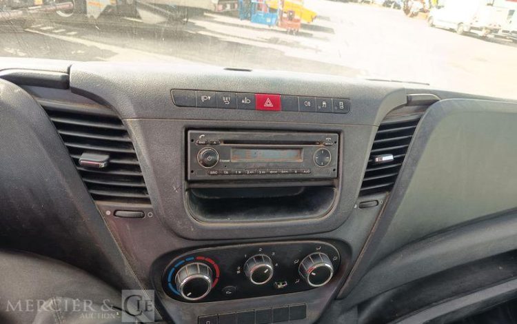 IVECO DAILY 35C13 BENNE AVEC COFFRE ACIER DIESEL – 110197 KMS – ANNEE 2016 ROUGE ED-585-NA