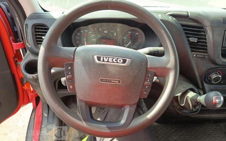 IVECO DAILY 35C13 BENNE AVEC COFFRE ACIER DIESEL – 110197 KMS – ANNEE 2016 ROUGE ED-585-NA