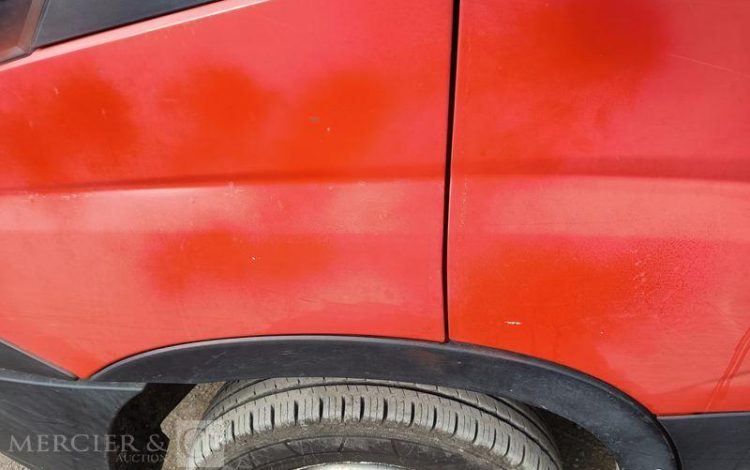 IVECO DAILY 35C13 BENNE AVEC COFFRE ACIER DIESEL – 110197 KMS – ANNEE 2016 ROUGE ED-585-NA