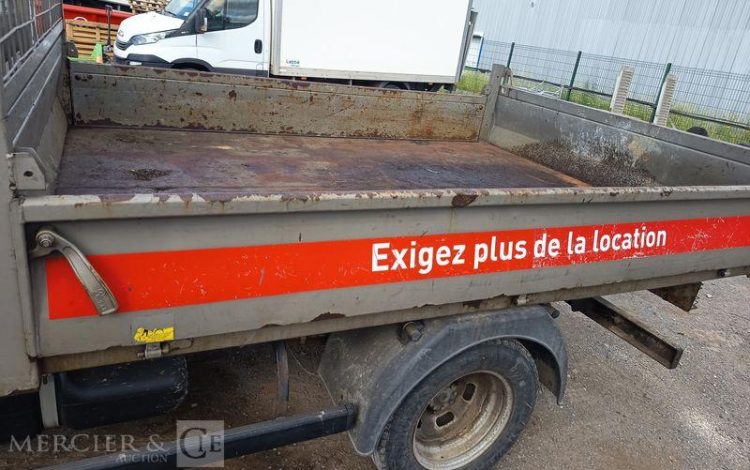IVECO DAILY 35C13 BENNE AVEC COFFRE ACIER DIESEL – 110197 KMS – ANNEE 2016 ROUGE ED-585-NA