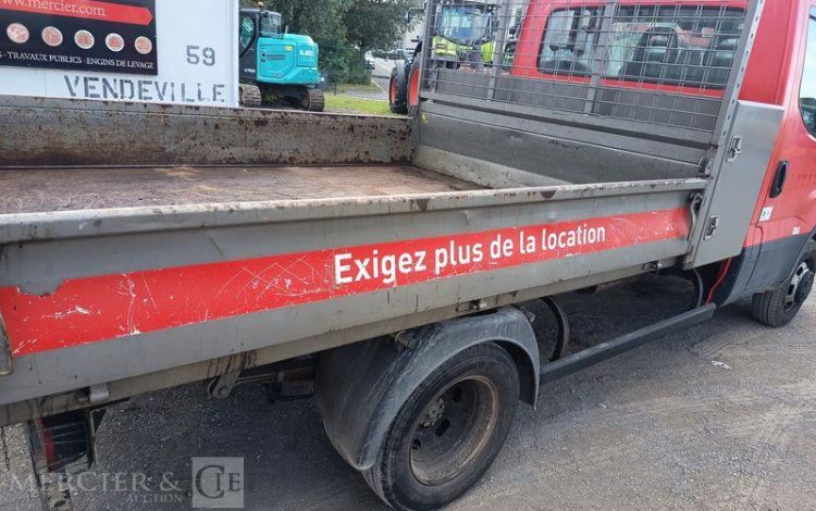 IVECO DAILY 35C13 BENNE AVEC COFFRE ACIER DIESEL – 110197 KMS – ANNEE 2016 ROUGE ED-585-NA