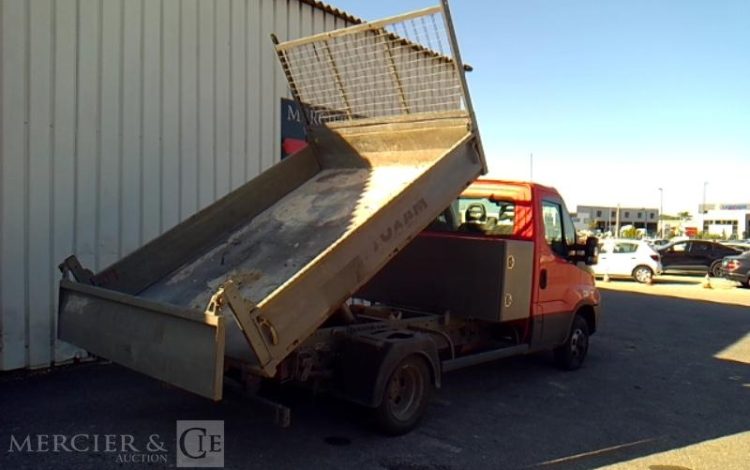 IVECO 35-130 BENNE SIMPLE CABINE COFFRE ROUGE EG-177-RB
