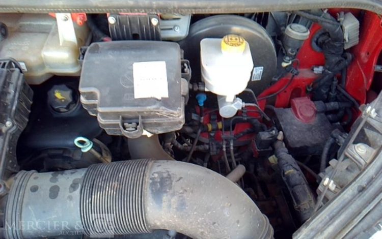 IVECO 35-130 BENNE SIMPLE CABINE COFFRE ROUGE EG-177-RB