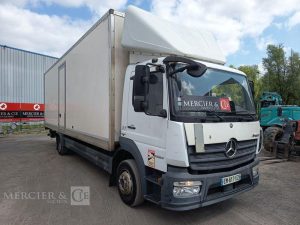MERCEDES ATEGO 1224 AVEC HAYON DIESEL – PTAC : 11,99 TONNES – 707398 KMS – ANNEE 2017 BLANC EM-617-EZ