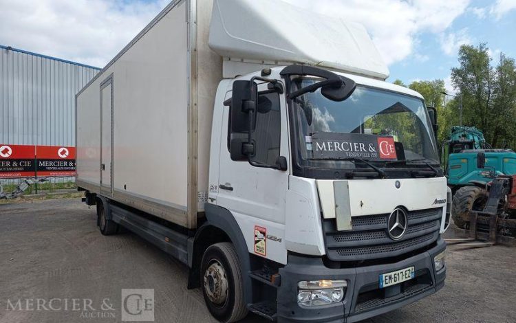 MERCEDES ATEGO 1224 AVEC HAYON DIESEL – PTAC : 11,99 TONNES – 707398 KMS – ANNEE 2017 BLANC EM-617-EZ