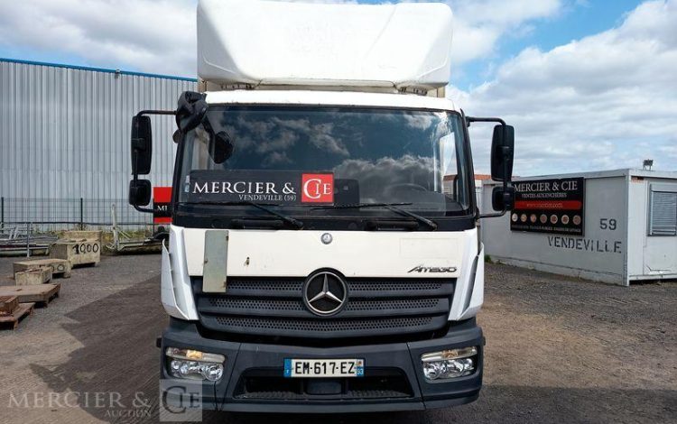 MERCEDES ATEGO 1224 AVEC HAYON DIESEL – PTAC : 11,99 TONNES – 707398 KMS – ANNEE 2017 BLANC EM-617-EZ