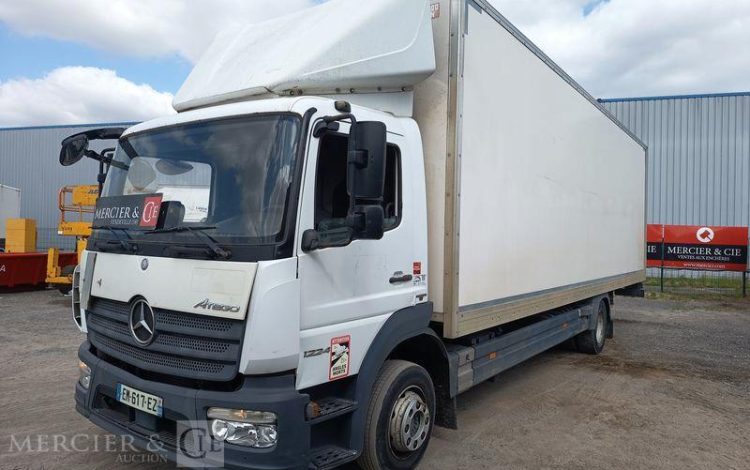 MERCEDES ATEGO 1224 AVEC HAYON DIESEL – PTAC : 11,99 TONNES – 707398 KMS – ANNEE 2017 BLANC EM-617-EZ