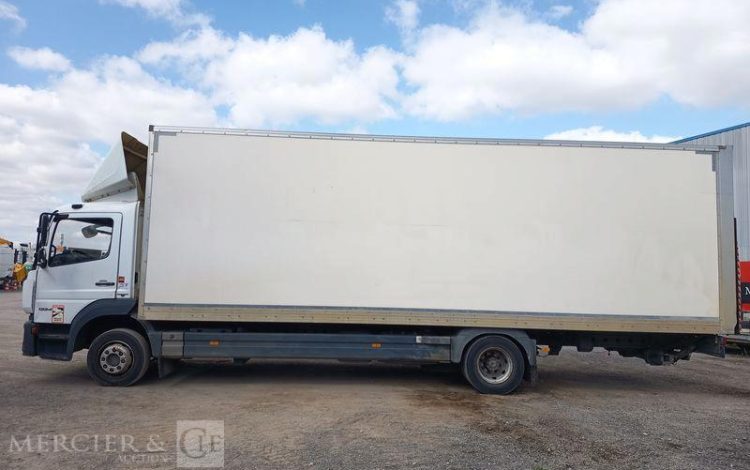 MERCEDES ATEGO 1224 AVEC HAYON DIESEL – PTAC : 11,99 TONNES – 707398 KMS – ANNEE 2017 BLANC EM-617-EZ